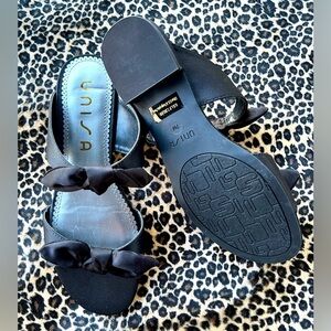 UNISA Slip On Open Toe Sandals Bow Black Satin Low Heal Rubber Sole Women's 7
